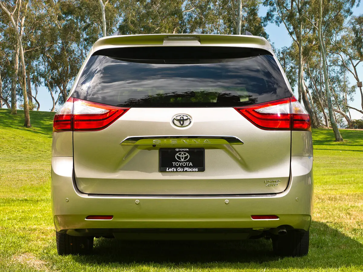 Toyota Sienna III Рестайлинг Минивэн — фото 4