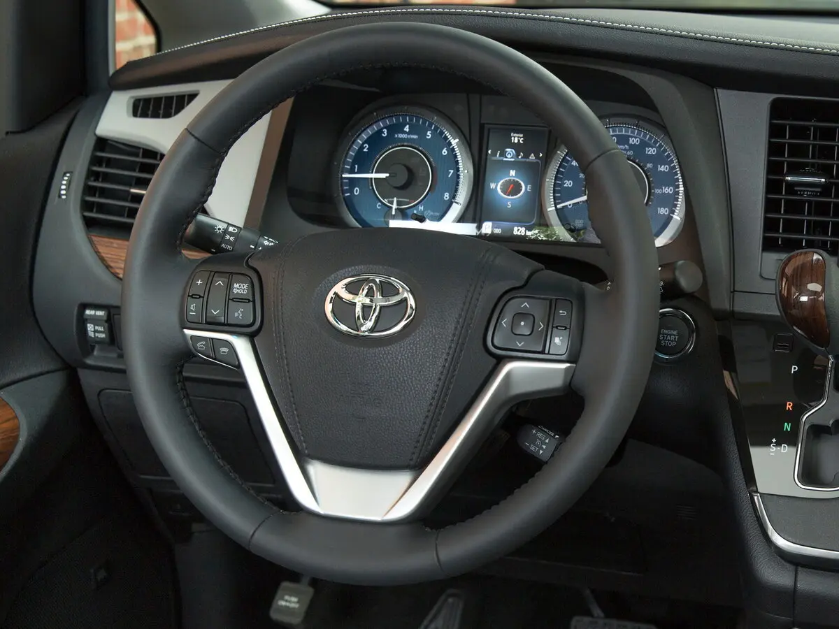 Toyota Sienna III Рестайлинг Минивэн — фото 9
