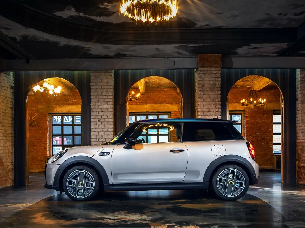 Mini Hatch III (F55/F56) Рестайлинг 2 Хэтчбек 3 дв. — фото 18