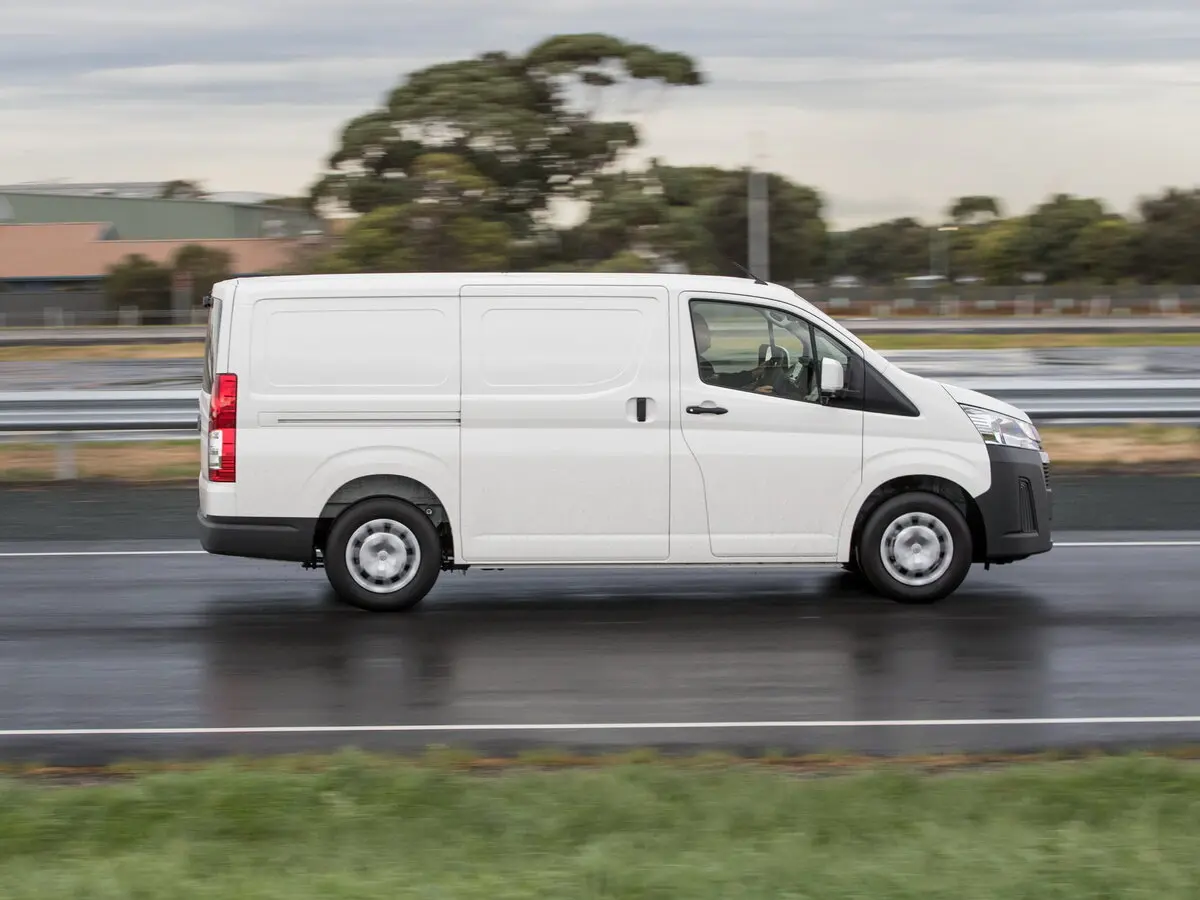 Toyota HiAce H300 Фургон — 照片 2
