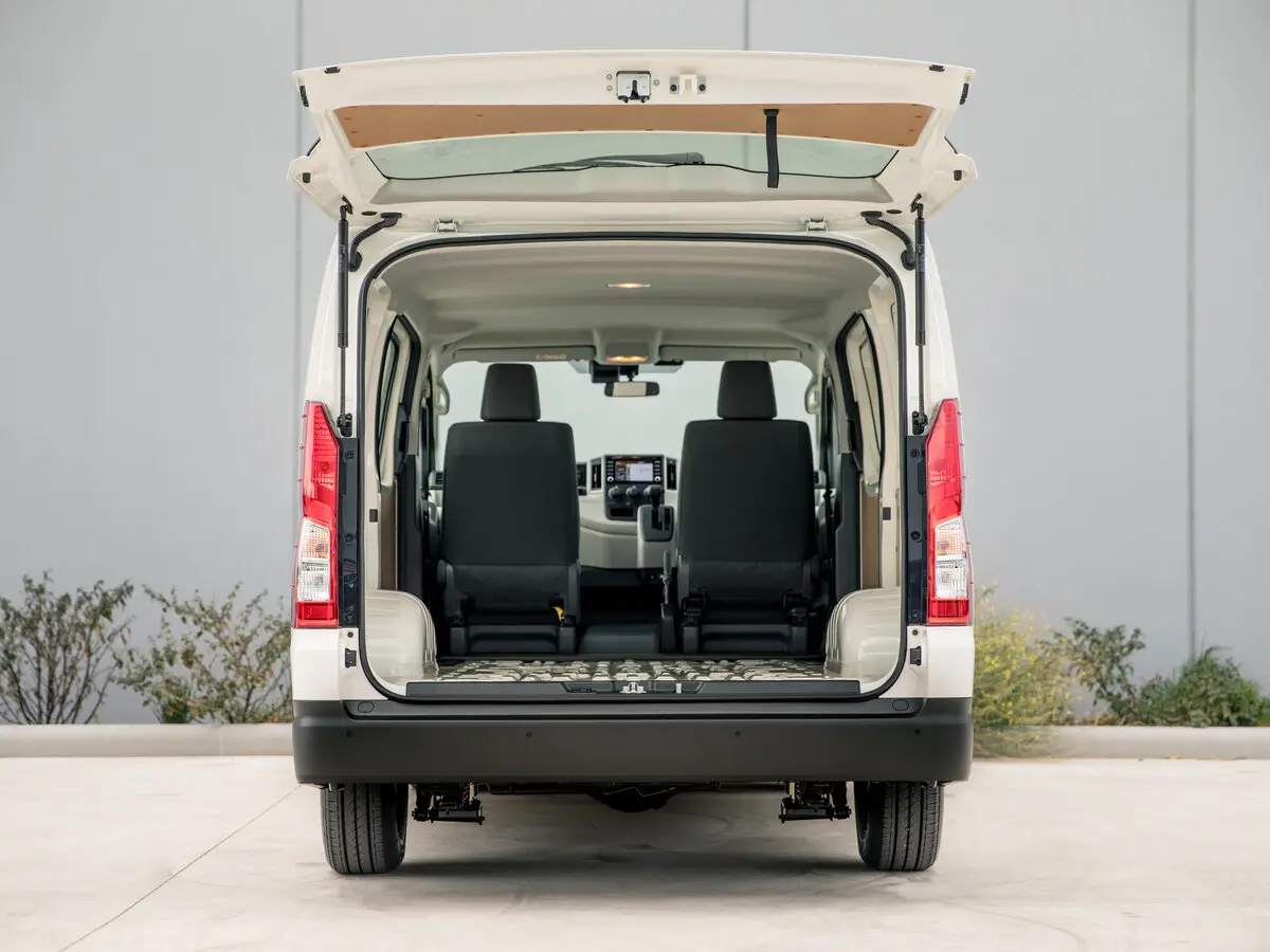 Toyota HiAce H300 Фургон — 照片 8