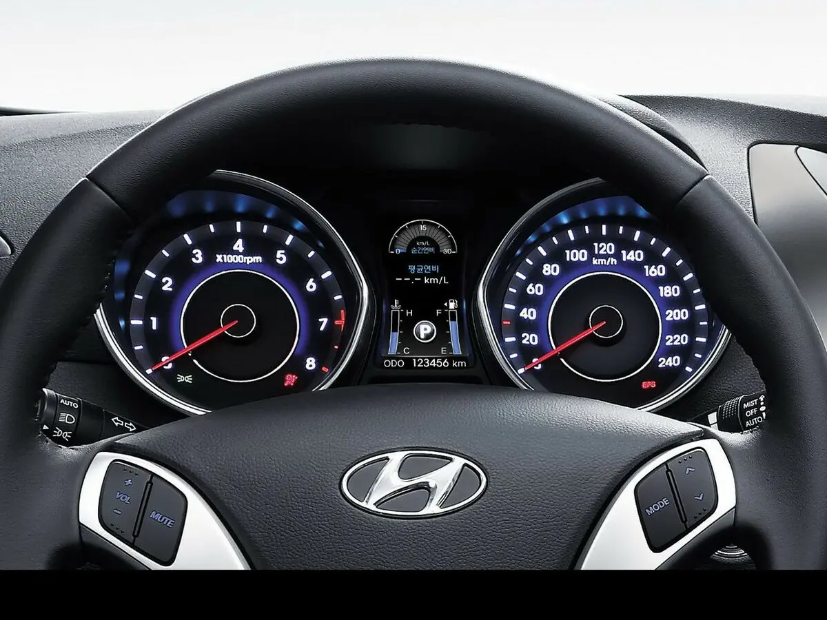 Hyundai Avante V Купе — фото 6
