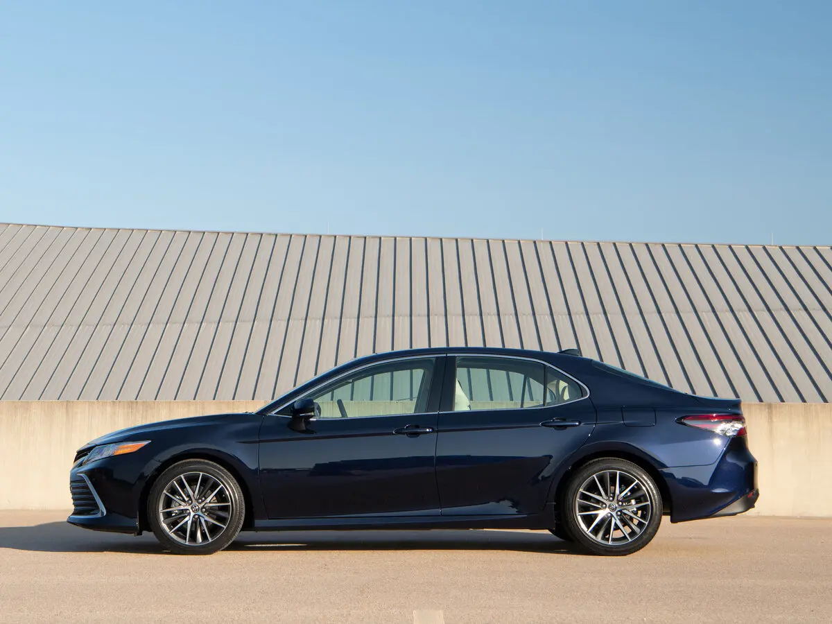 Toyota Camry VIII (XV70) Рестайлинг Седан — сүрөт 2
