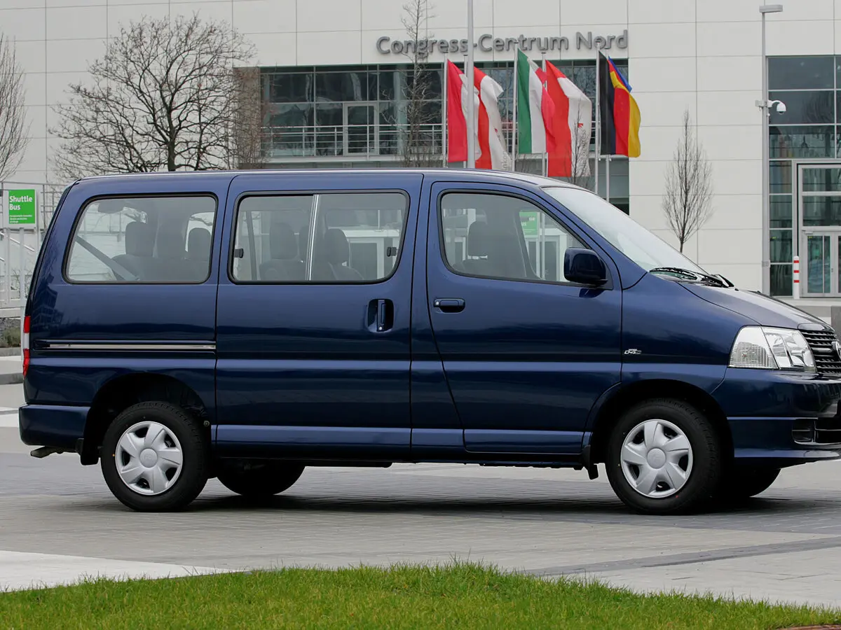 Toyota HiAce XH10 Рестайлинг Минивэн — photo 2