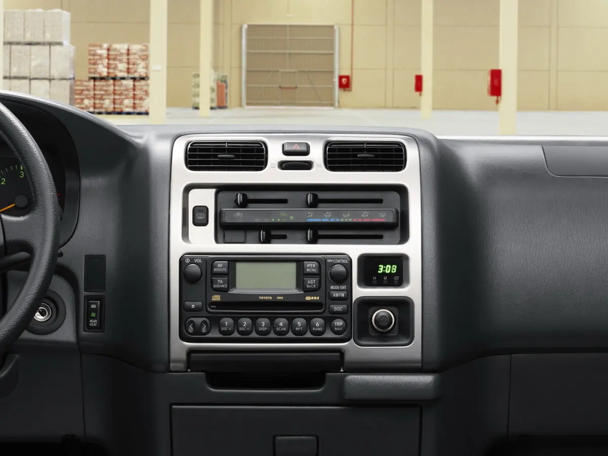 Toyota HiAce XH10 Рестайлинг Минивэн — photo 11