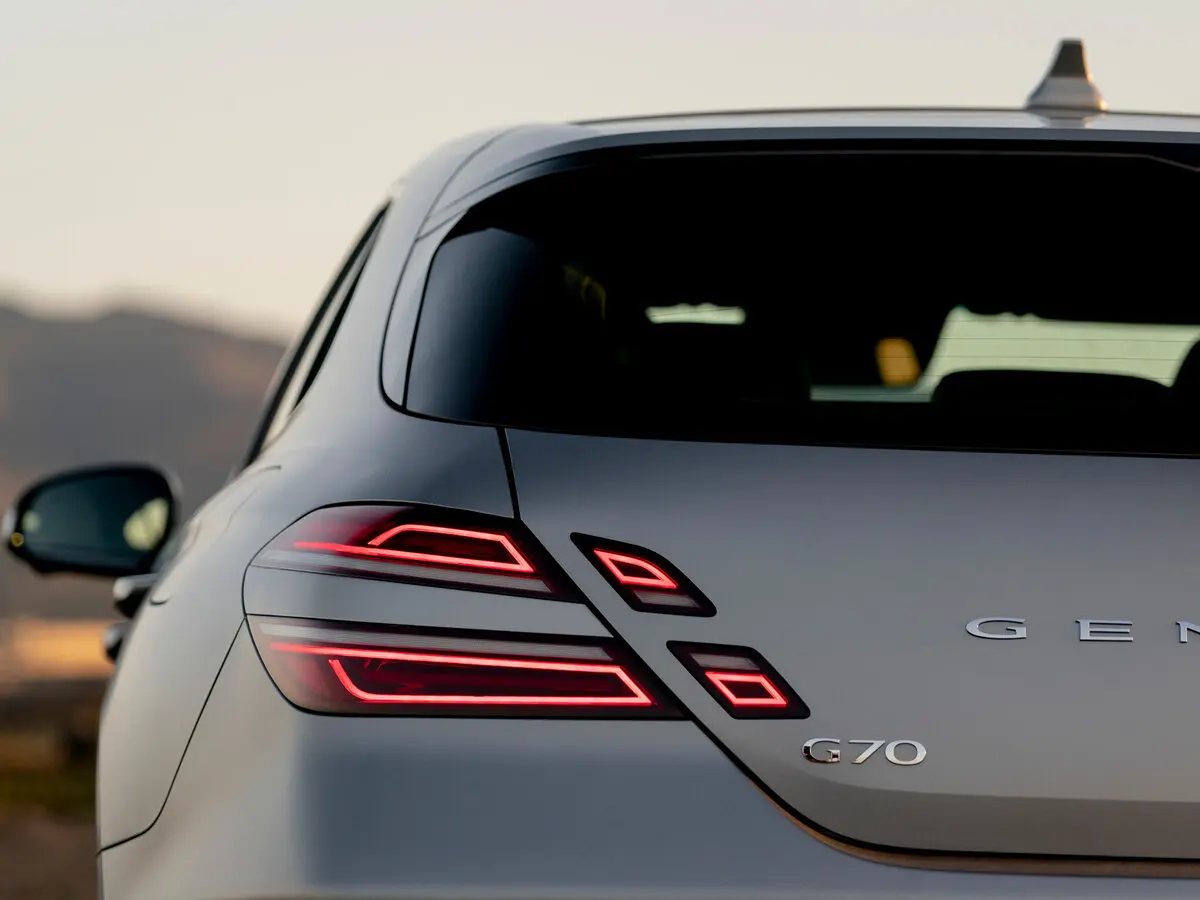 Genesis G70 I Рестайлинг Универсал 5 дв. — photo 15