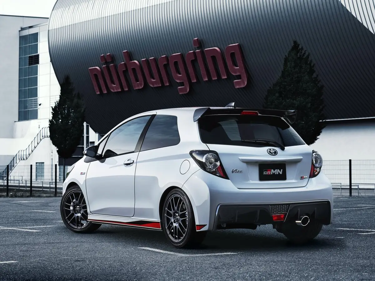 Toyota Vitz III (XP130) Рестайлинг Хэтчбек 3 дв. GRMN — сүрөт 3