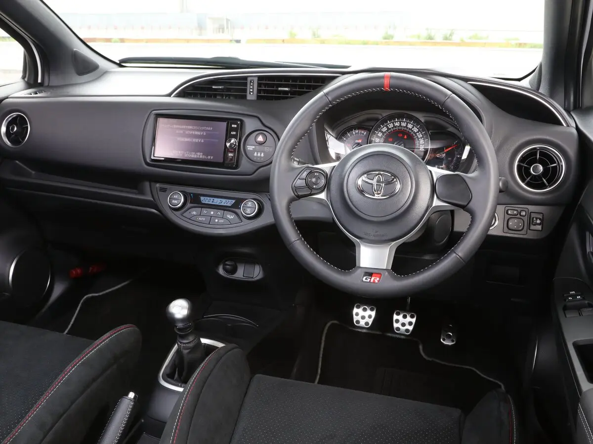 Toyota Vitz III (XP130) Рестайлинг Хэтчбек 3 дв. GRMN — сүрөт 4