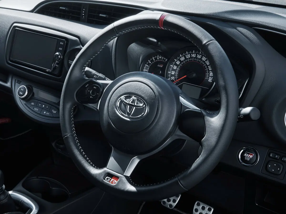 Toyota Vitz III (XP130) Рестайлинг Хэтчбек 3 дв. GRMN — сүрөт 7