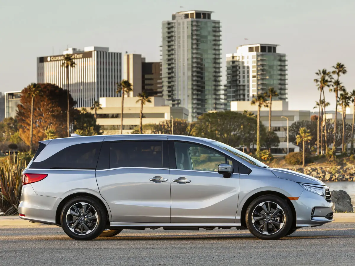Honda Odyssey (North America) V Рестайлинг Минивэн — photo 2