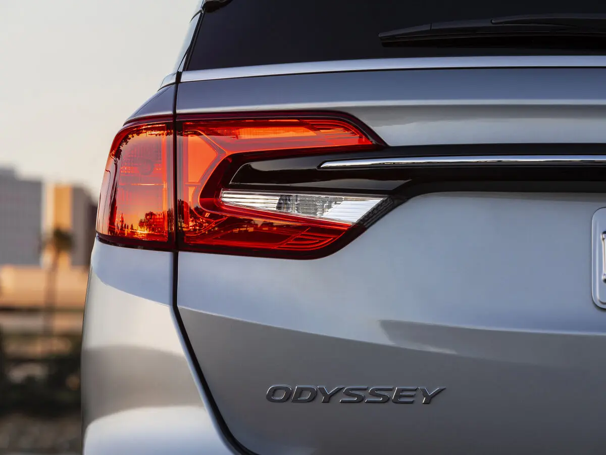 Honda Odyssey (North America) V Рестайлинг Минивэн — photo 17