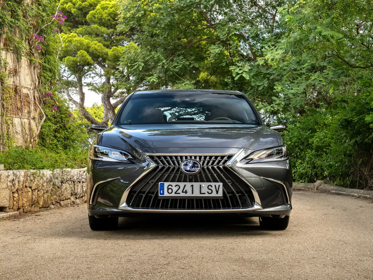 Lexus ES VII Рестайлинг Седан — фото 3