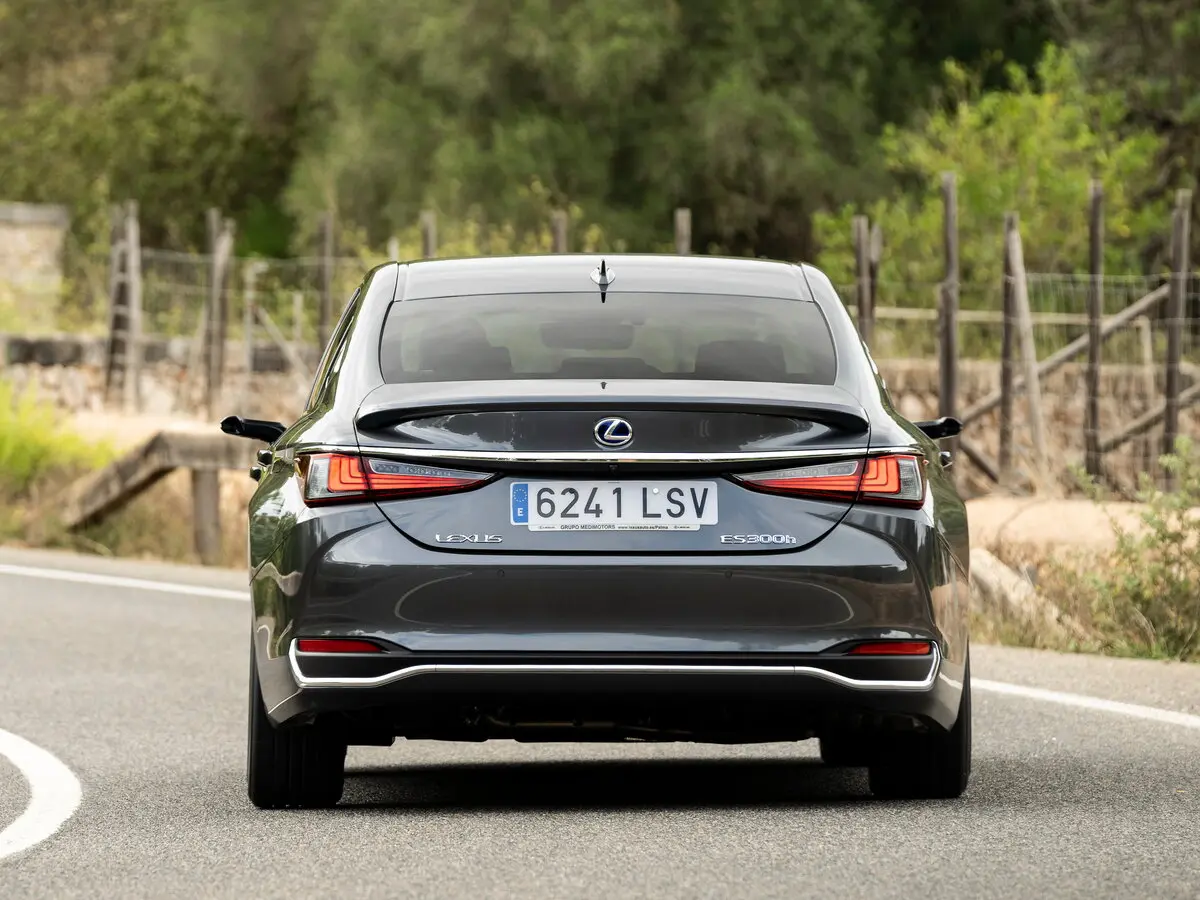 Lexus ES VII Рестайлинг Седан — фото 4