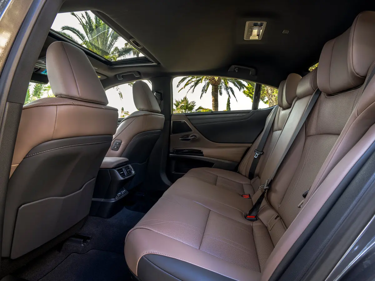 Lexus ES VII Рестайлинг Седан — фото 11