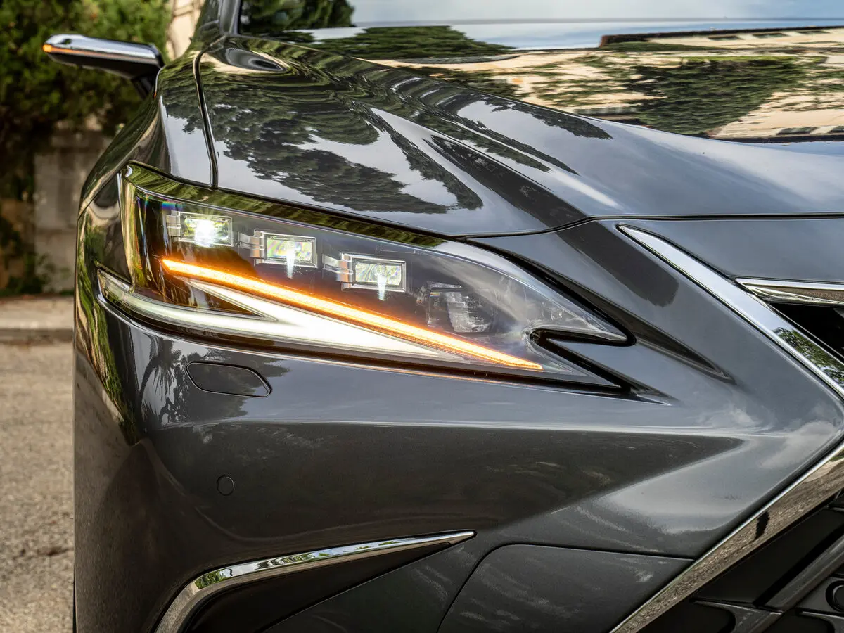 Lexus ES VII Рестайлинг Седан — фото 16