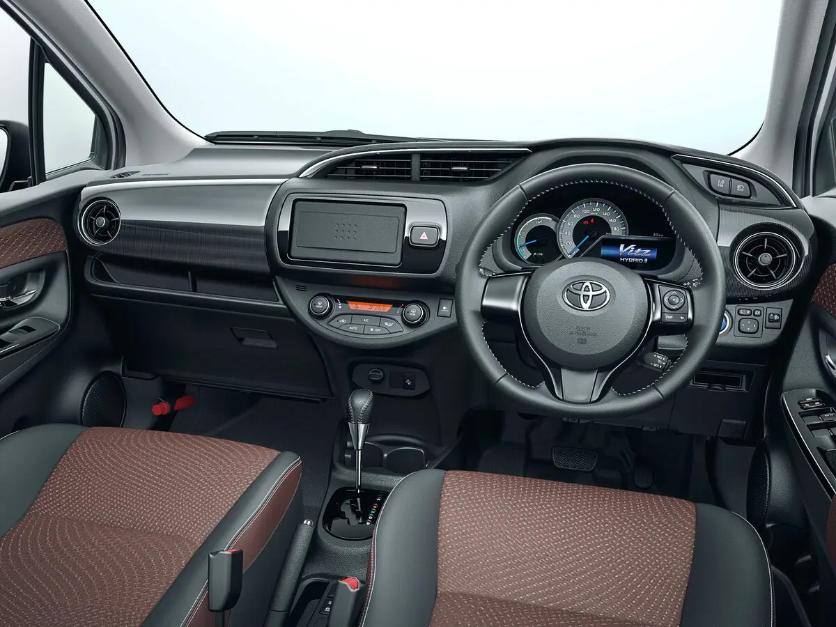 Toyota Vitz III (XP130) Рестайлинг 2 Хэтчбек 5 дв. — сүрөт 5