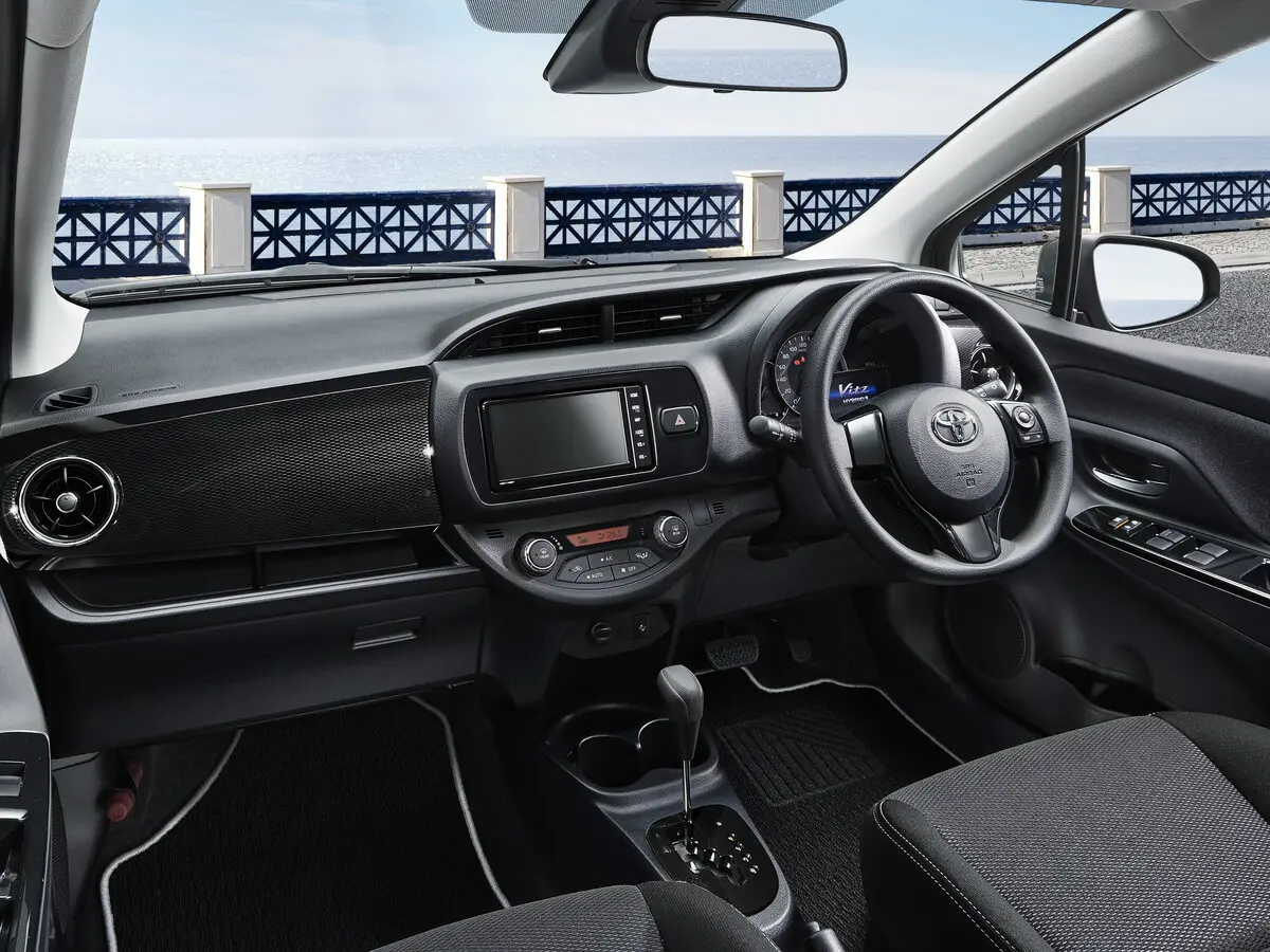 Toyota Vitz III (XP130) Рестайлинг 2 Хэтчбек 5 дв. — сүрөт 6