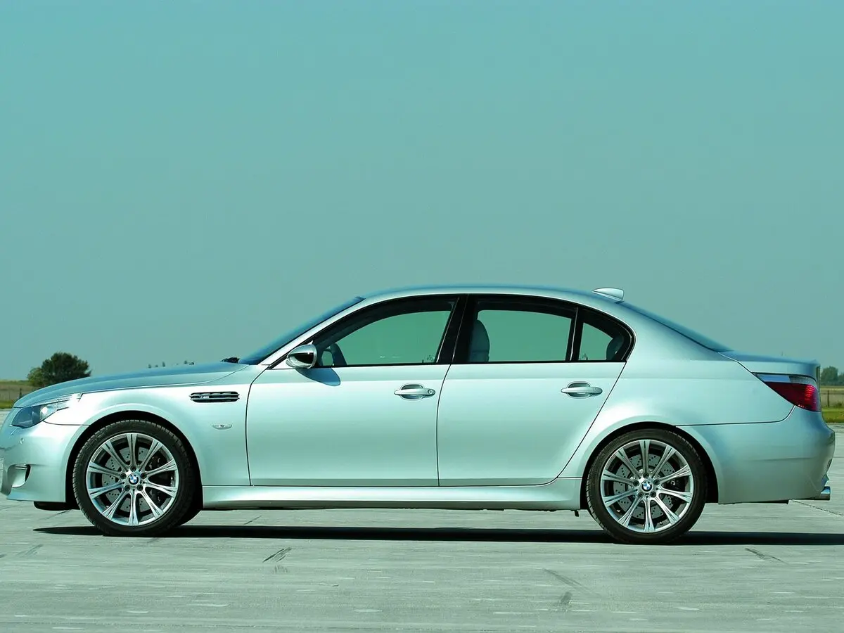 BMW M5 IV (E60/E61) Седан — сүрөт 2
