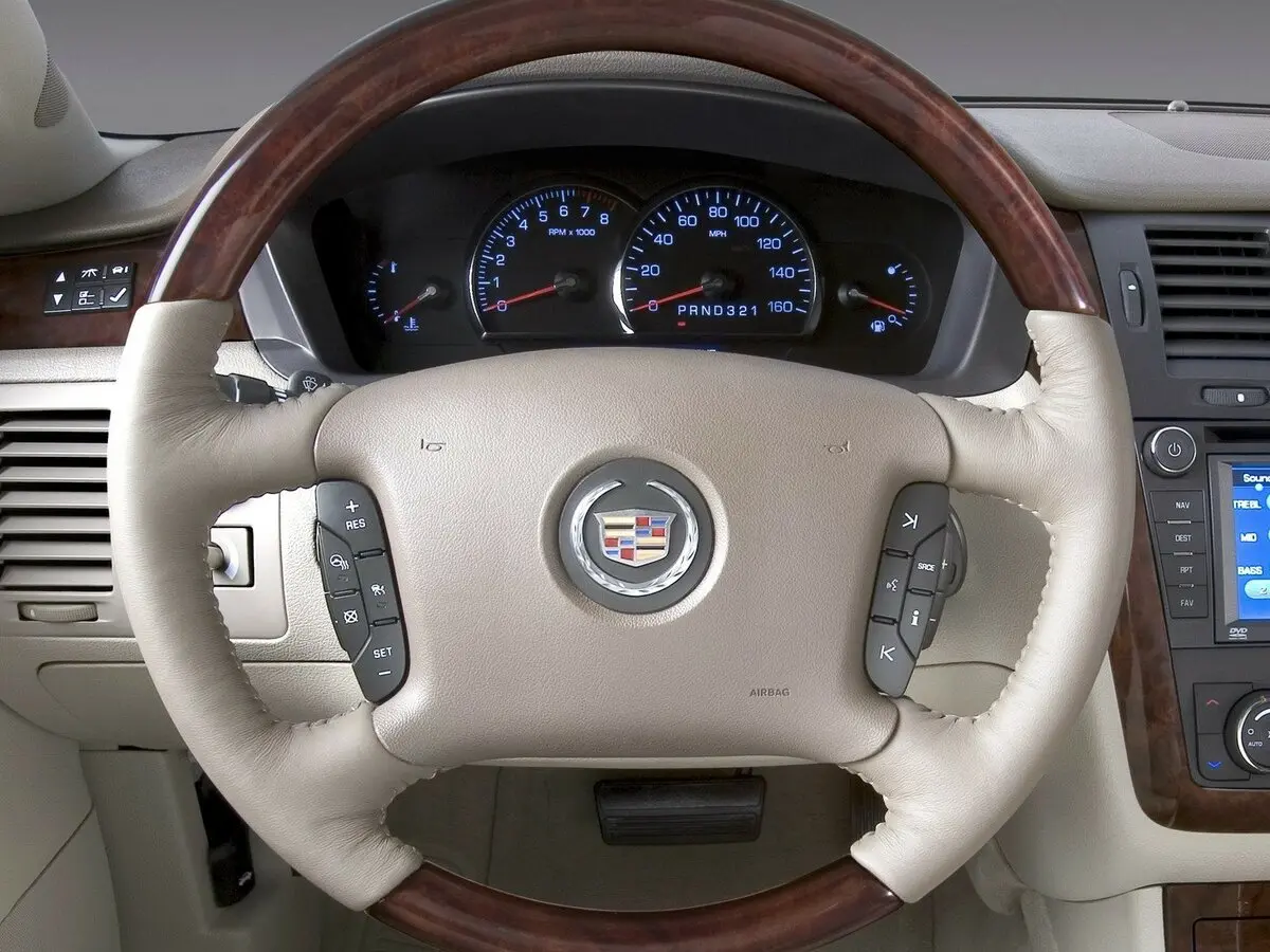 Cadillac DTS 2005 – 2011 Седан — photo 8
