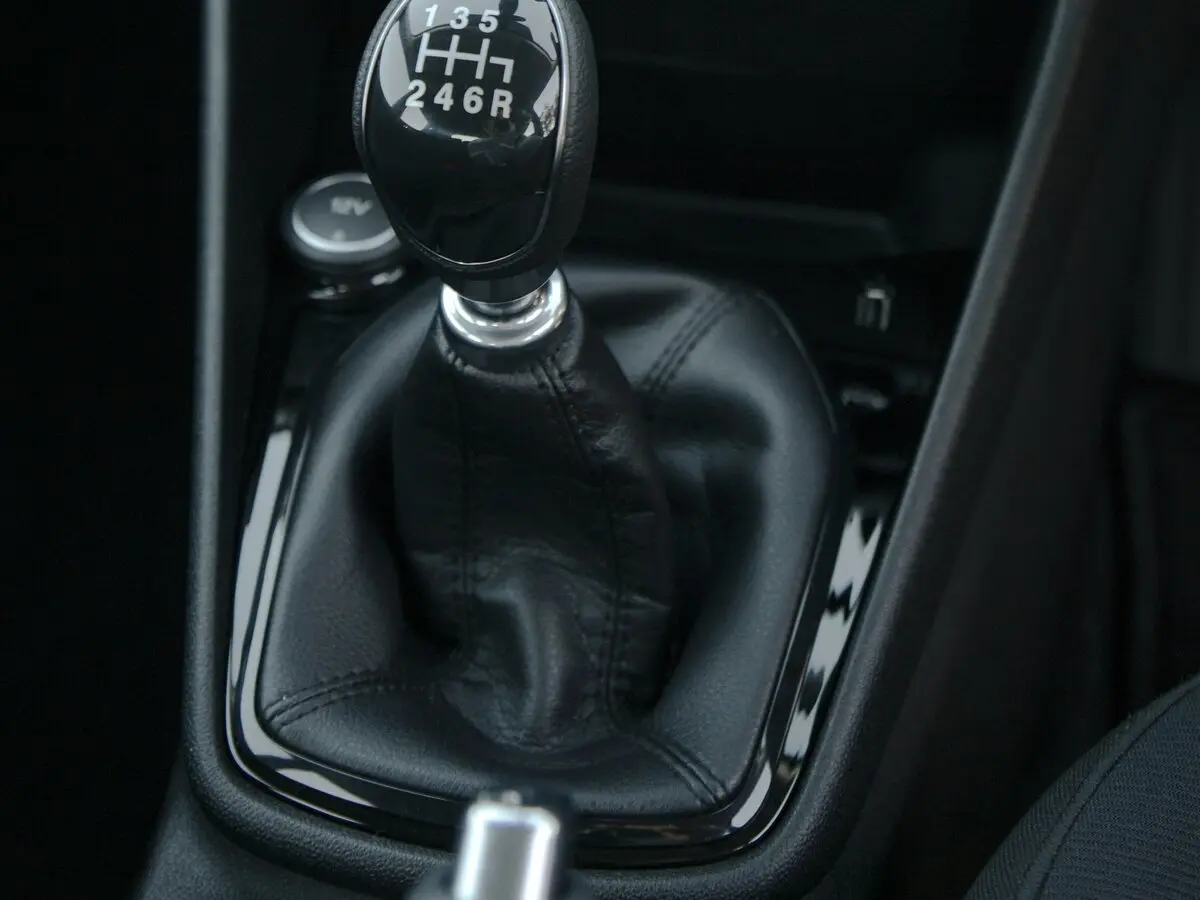 Ford Fiesta Mk7 Рестайлинг Хэтчбек 3 дв. — сүрөт 11