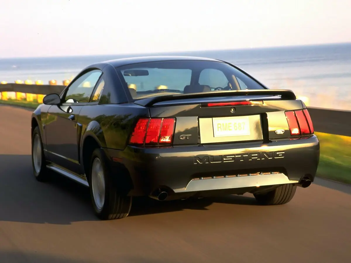 Ford Mustang IV Рестайлинг Купе — photo 4