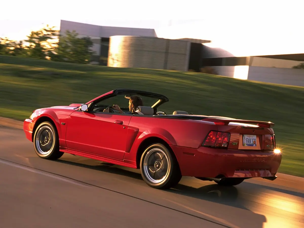 Ford Mustang IV Рестайлинг Кабриолет — сүрөт 2