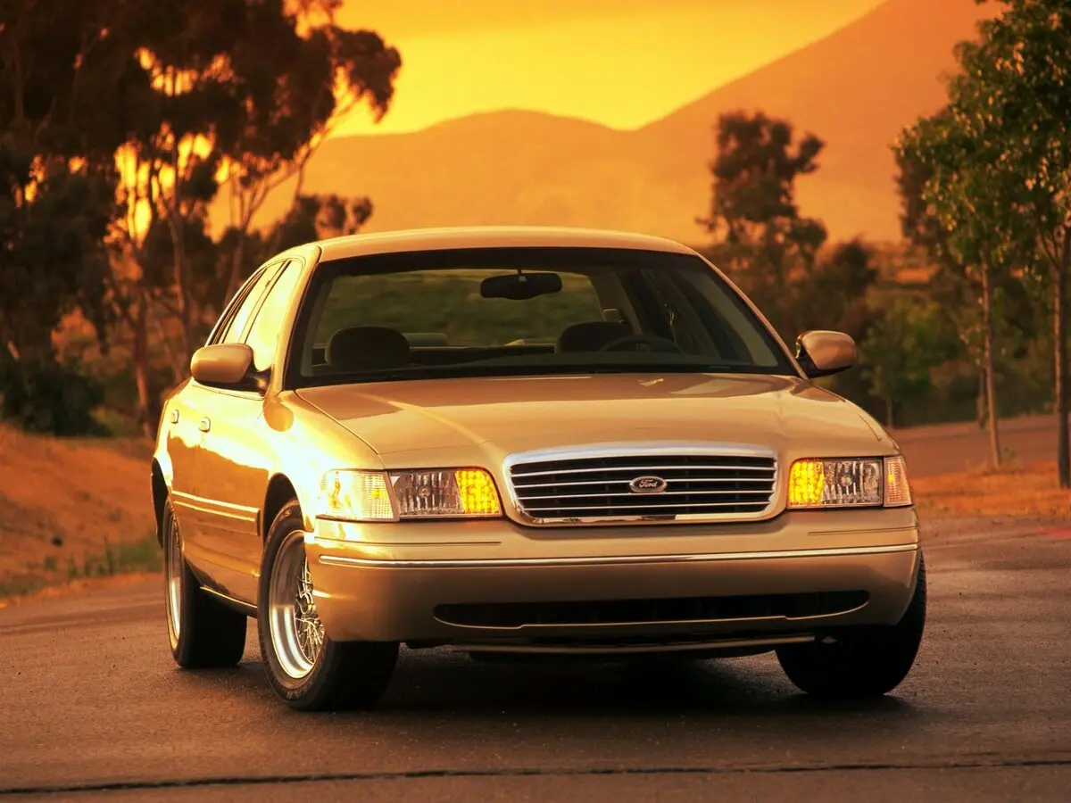 Ford Crown Victoria II Седан — сүрөт 3