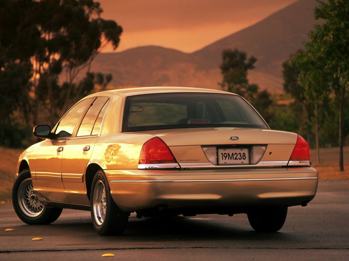 Ford Crown Victoria II Седан — фото 4