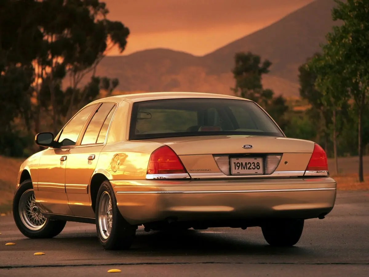 Ford Crown Victoria II Седан — сүрөт 4