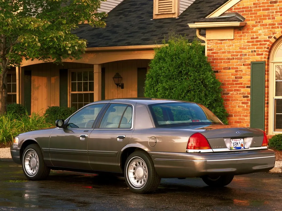 Ford Crown Victoria II Седан — сүрөт 5