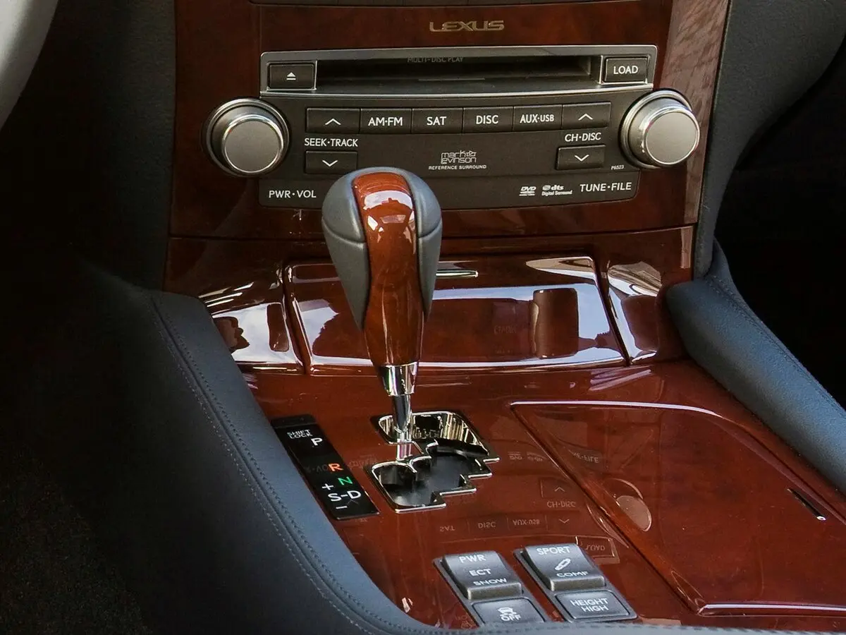 Lexus LS IV Рестайлинг Седан — фото 11