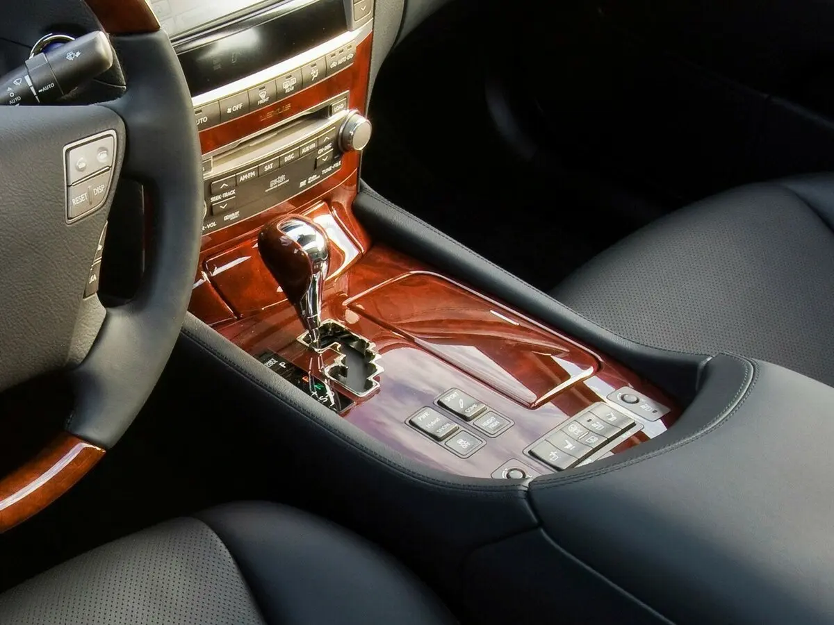 Lexus LS IV Рестайлинг Седан Long — фото 13