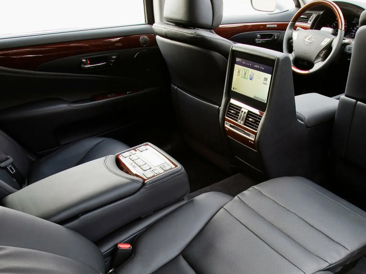 Lexus LS IV Рестайлинг Седан Long — фото 18