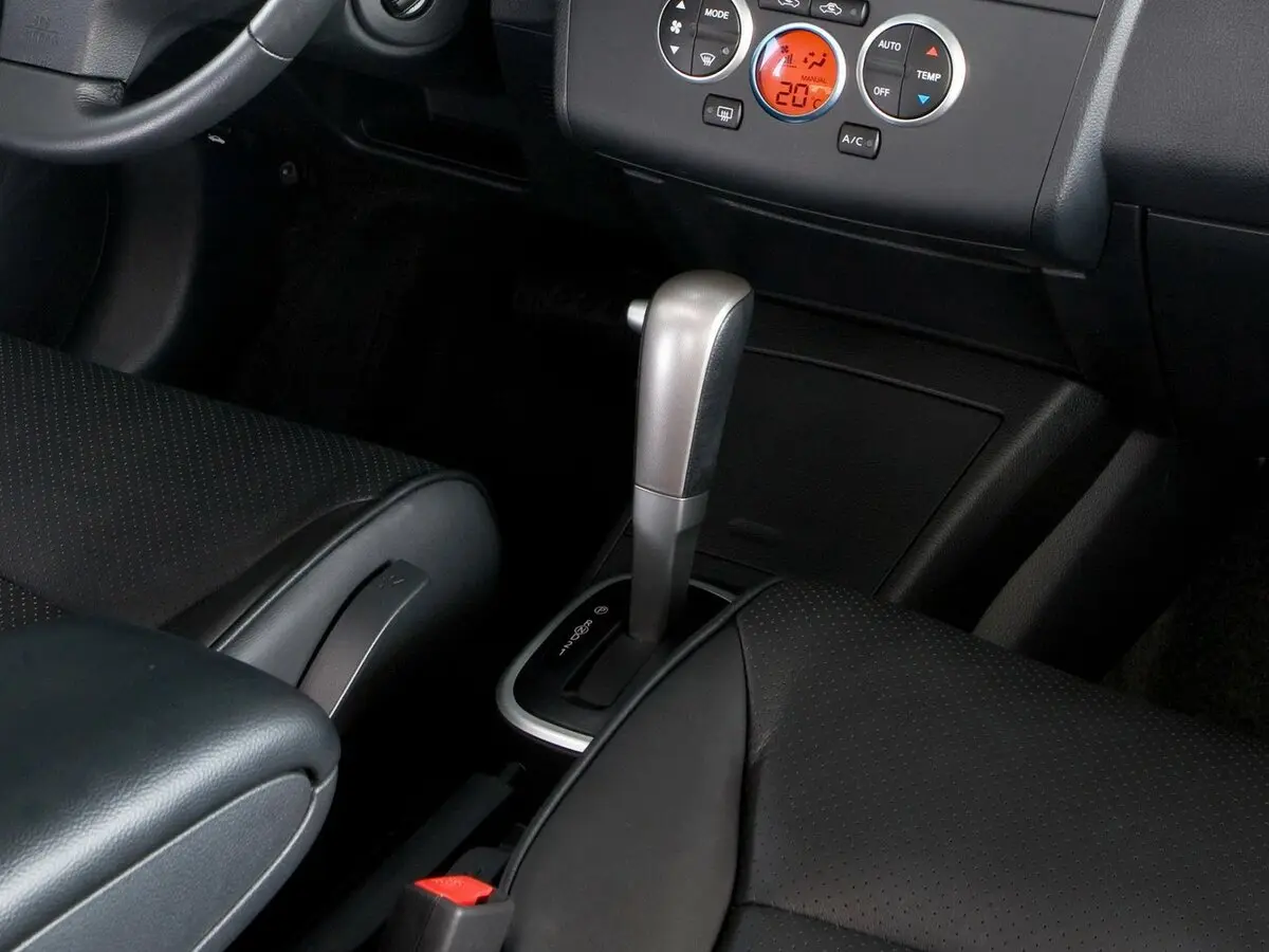 Nissan Tiida I Рестайлинг Хэтчбек 5 дв. — сүрөт 13