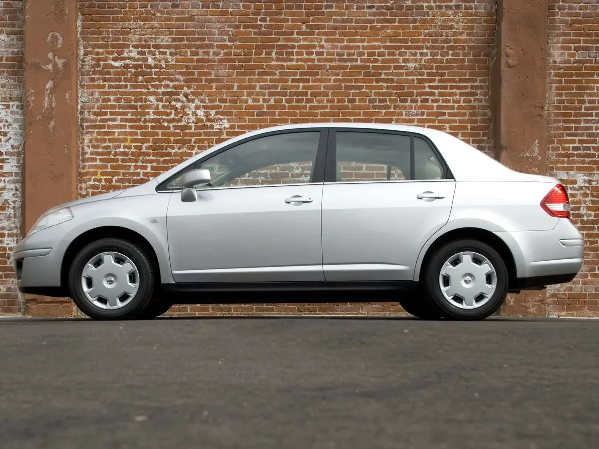 Nissan Tiida I Рестайлинг Седан — 照片 2