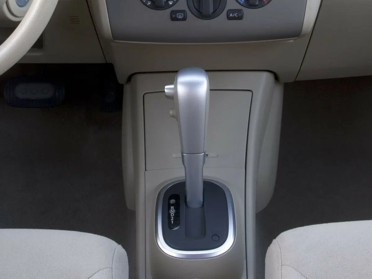 Nissan Tiida I Рестайлинг Седан — 照片 8