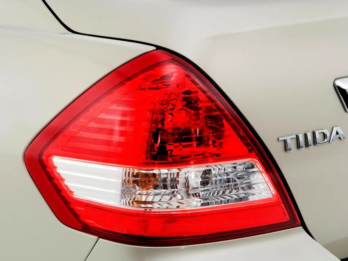 Nissan Tiida I Рестайлинг Седан — 照片 14