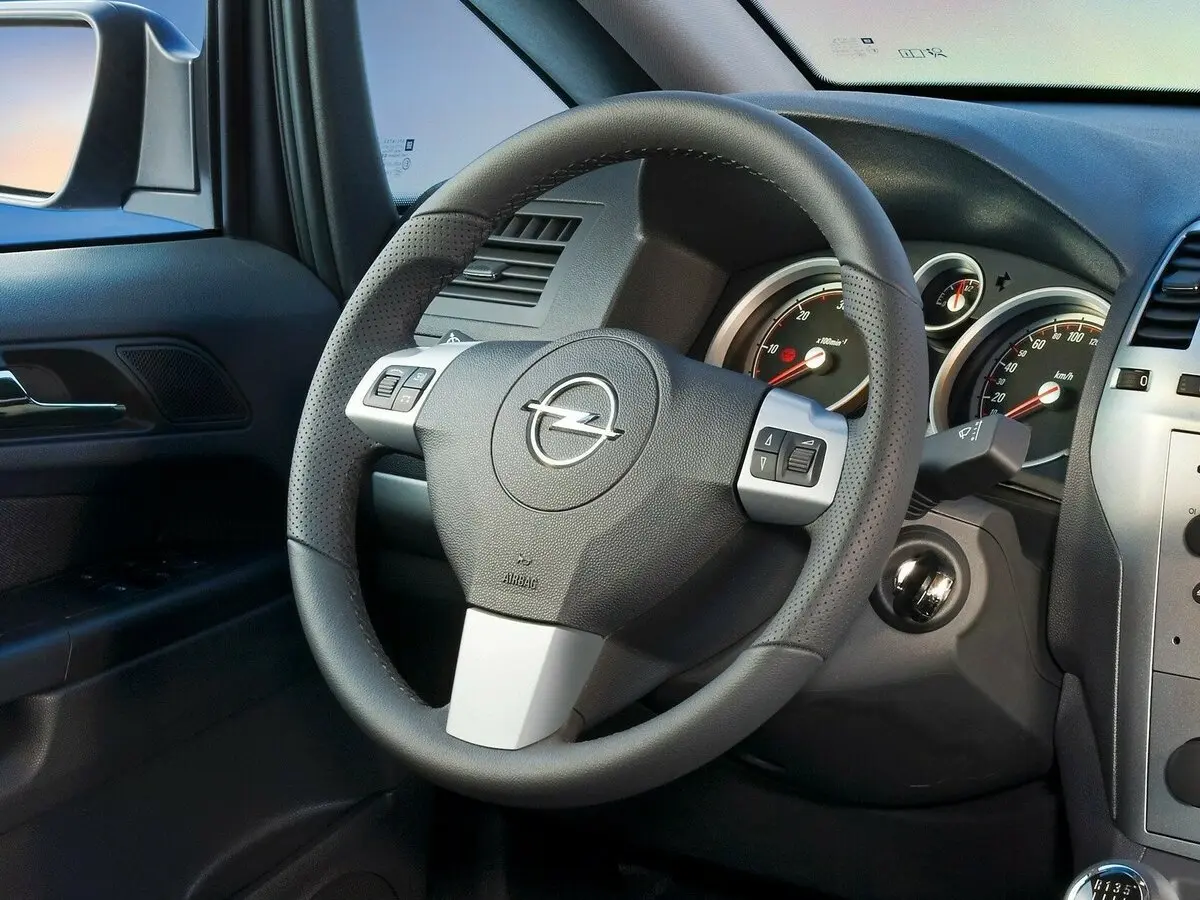 Opel Zafira B Рестайлинг Компактвэн — фото 9