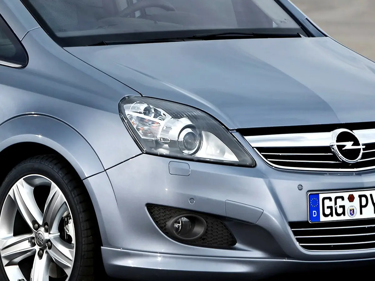 Opel Zafira B Рестайлинг Компактвэн — фото 13