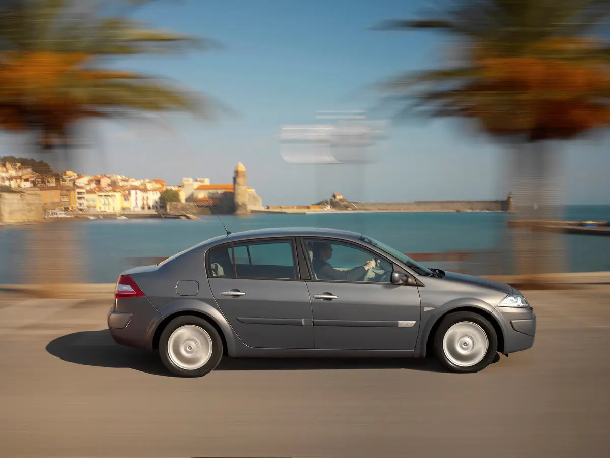 Renault Megane II Рестайлинг Седан — 照片 2