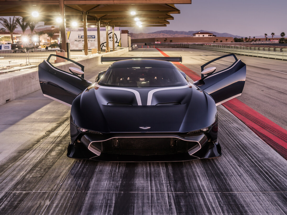 Aston Martin Vulcan 2015 – 2016 Купе — фото 3