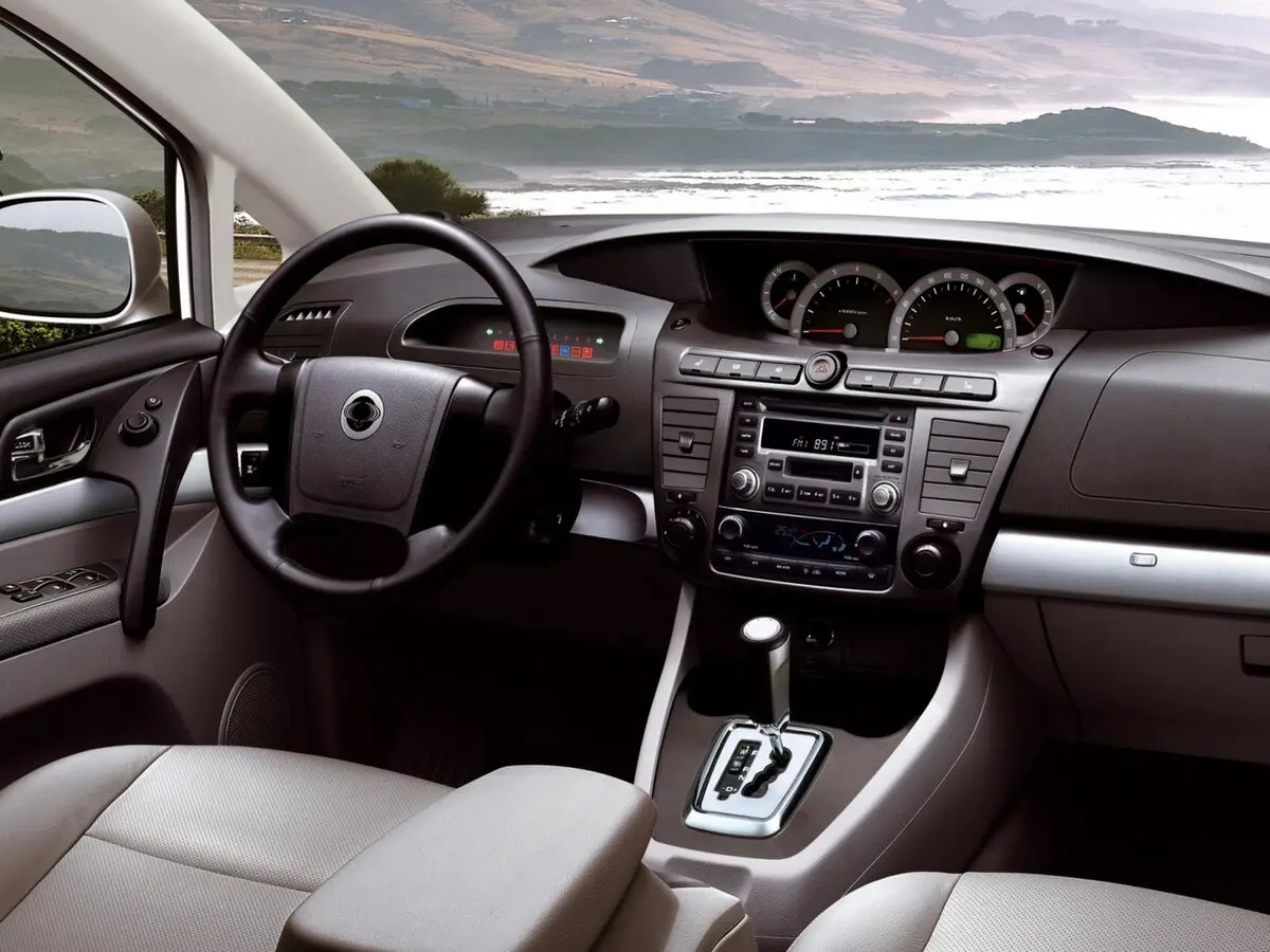 SsangYong Rodius I Рестайлинг Минивэн — фото 5