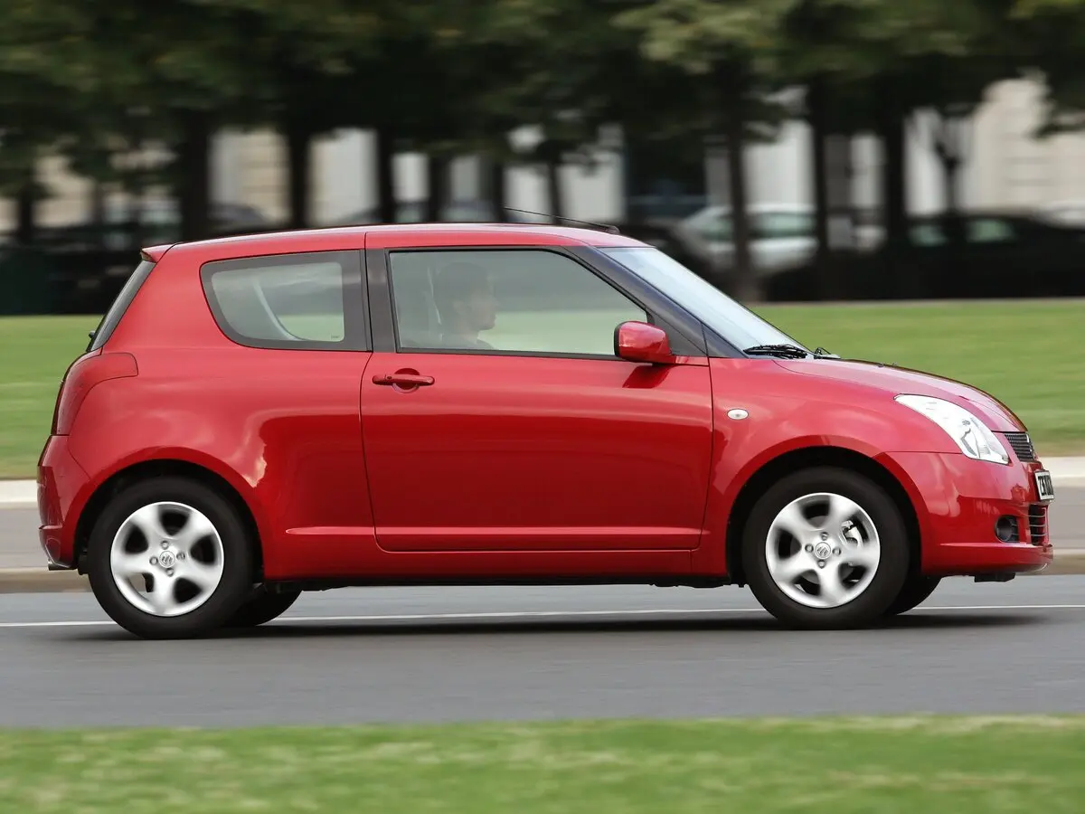Suzuki Swift III Хэтчбек 3 дв. — photo 2