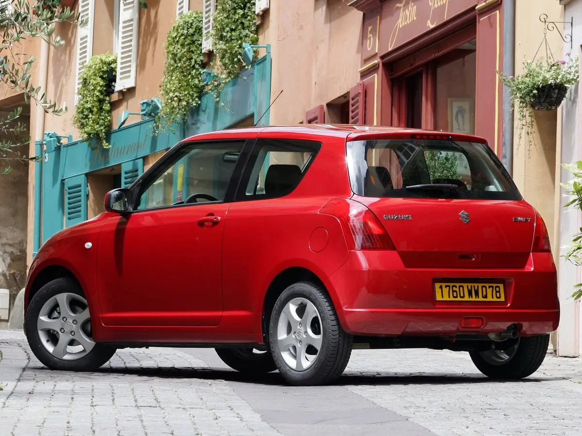 Suzuki Swift III Хэтчбек 3 дв. — photo 4