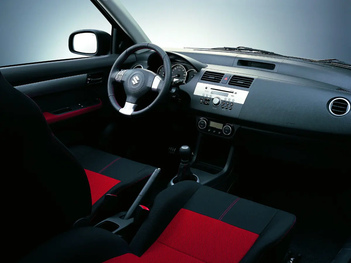 Suzuki Swift III Хэтчбек 3 дв. — photo 5