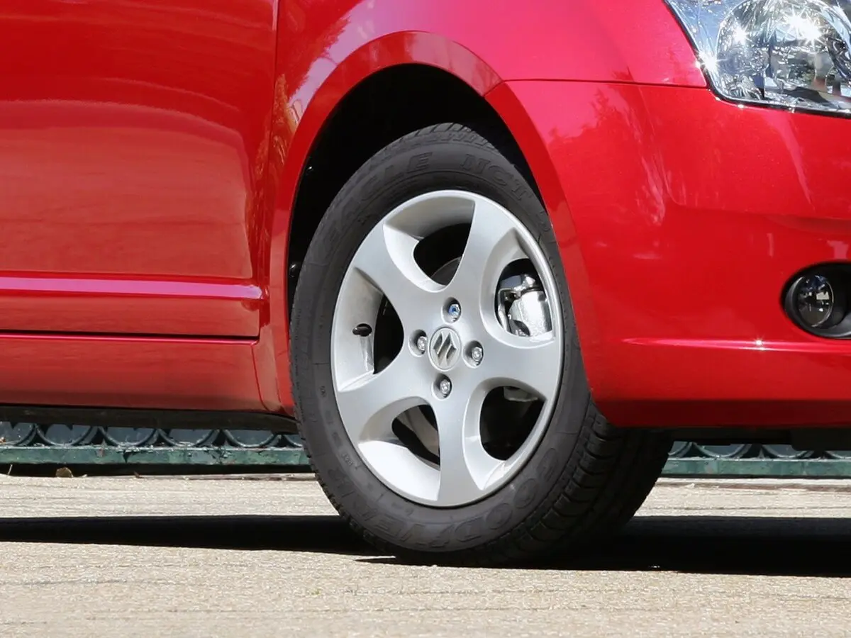 Suzuki Swift III Хэтчбек 3 дв. — photo 8
