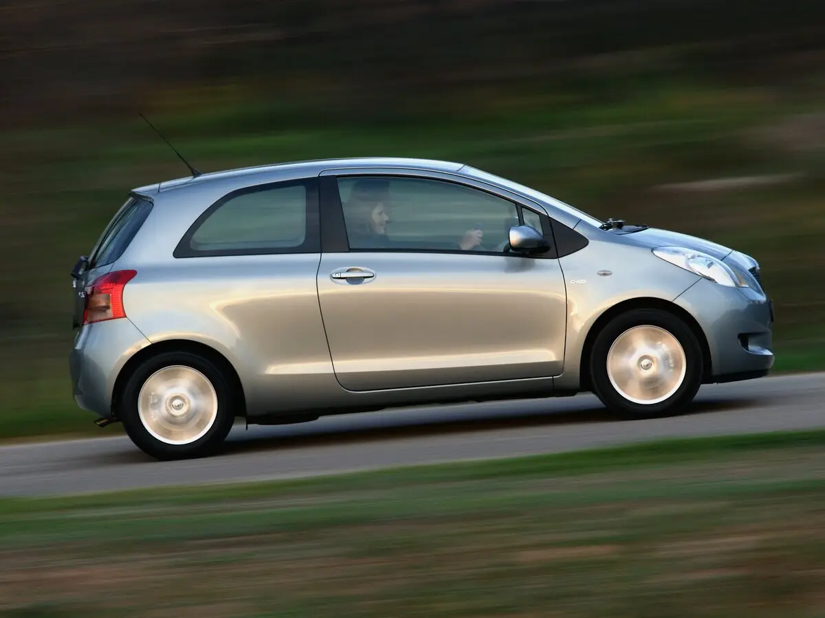 Toyota Yaris II Хэтчбек 3 дв. — сүрөт 2