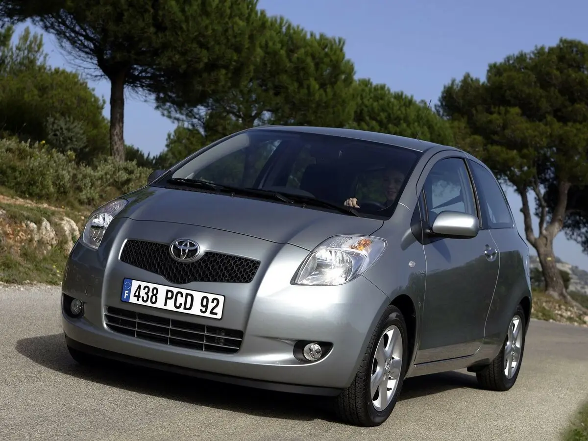 Toyota Yaris II Хэтчбек 3 дв. — сүрөт 3