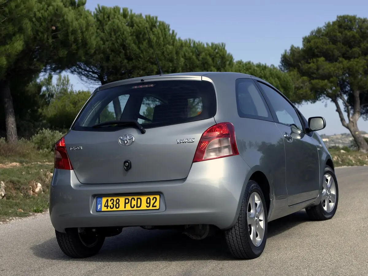 Toyota Yaris II Хэтчбек 3 дв. — сүрөт 4