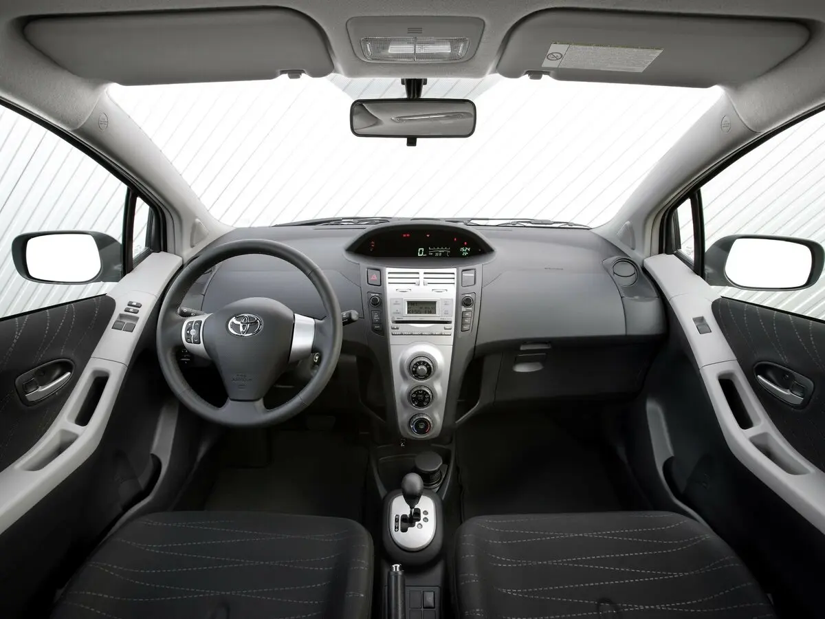 Toyota Yaris II Хэтчбек 3 дв. — сүрөт 6